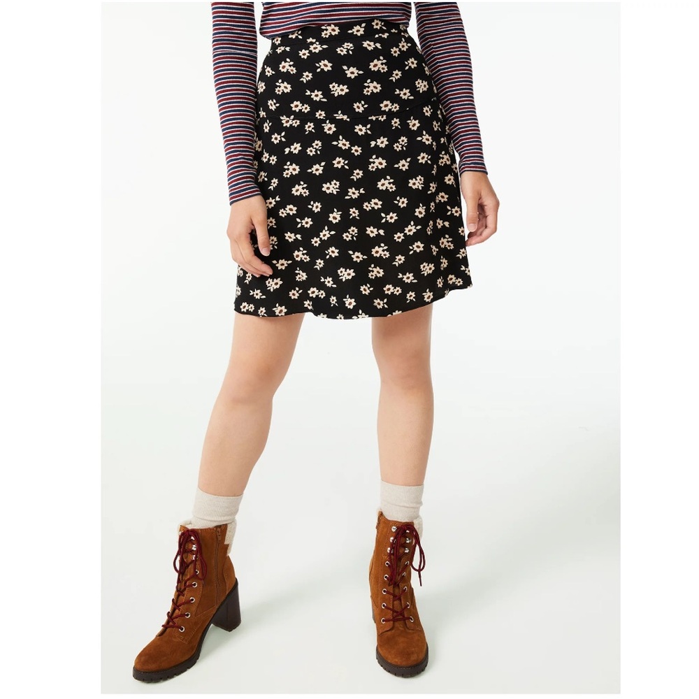 NWT Black floral skirt Size L